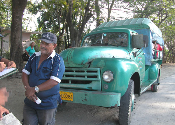 Camión en la transportación de pasajeros