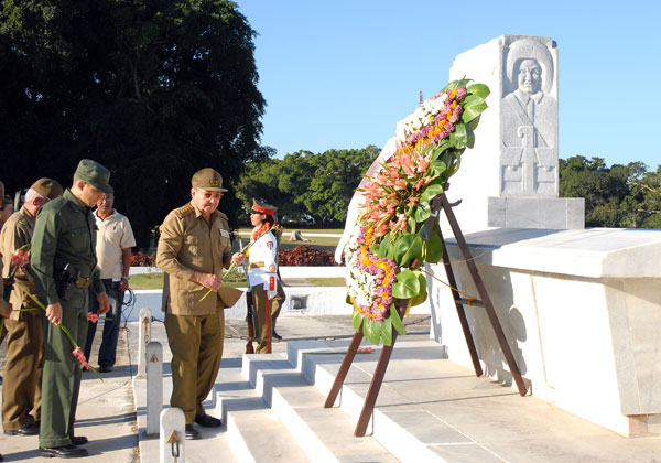 Raúl Castro en el Mausoleo de El Cacahual