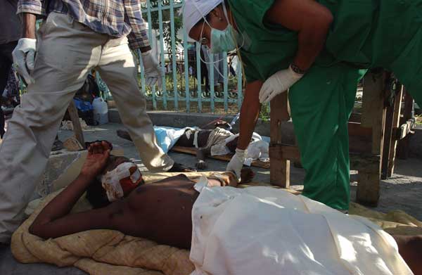 Médicos cubanos ayudan a víctimas en Haití