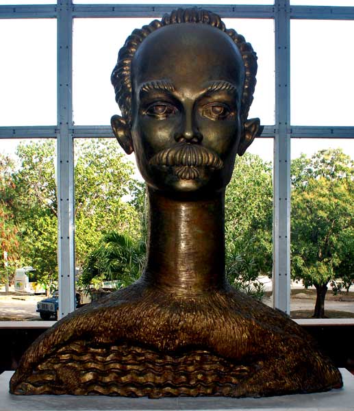 Mayor escultura bajo techo de José Martí