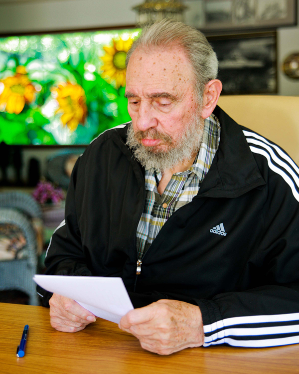 Fidel Castro leyendo documentos del Sexto Congreso del PCC