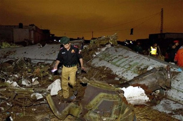 Avión se estrella en Paquistán