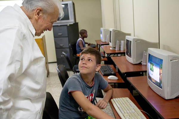 Mario Renato Menéndez visita el Palacio de Computación