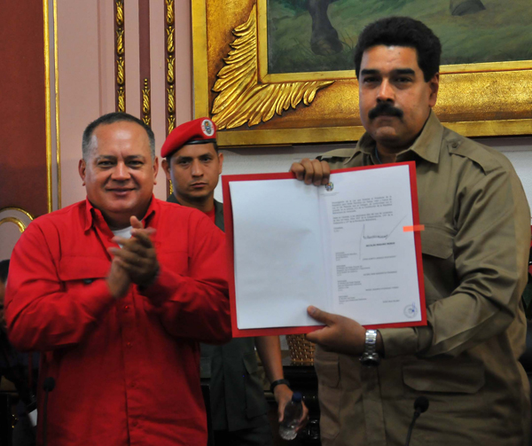 Maduro recibe de Diosdado Cabello la Ley Habilitante