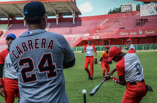 El venezolano Miguel Cabrera estuvo muy atento y corrigió la mecánica de bateo de los muchachos que participaron en la clínica. Foto: Marcelino Vázquez/ACN