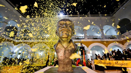 Develan busto de García Márquez en Cartagena