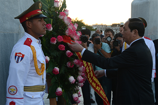 Ofrenda del dignatario visitante a nuestro José Martí.