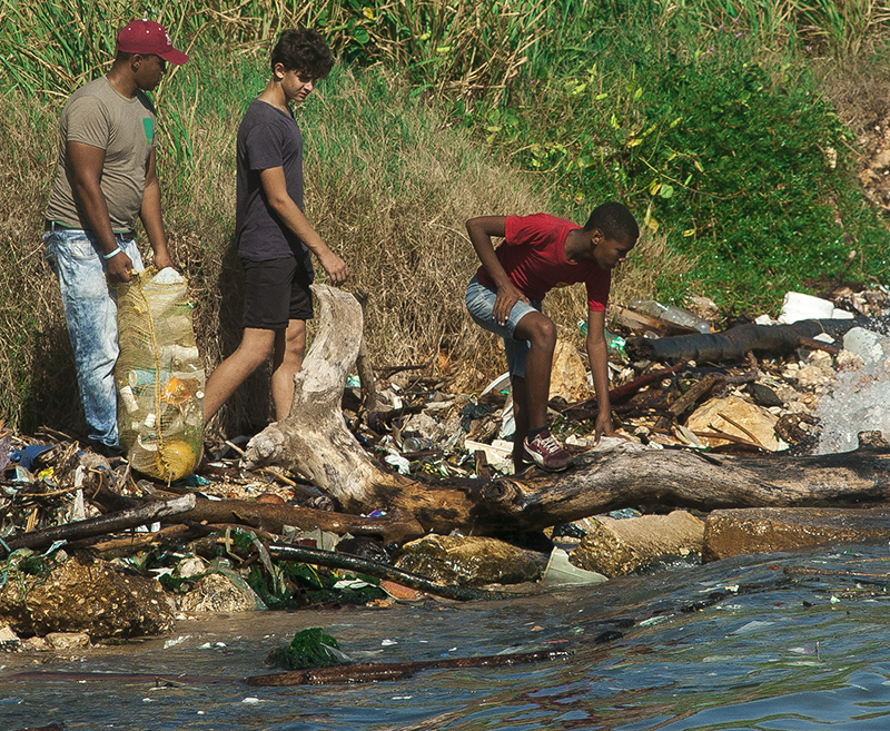 Recogida de basura en el Quibú