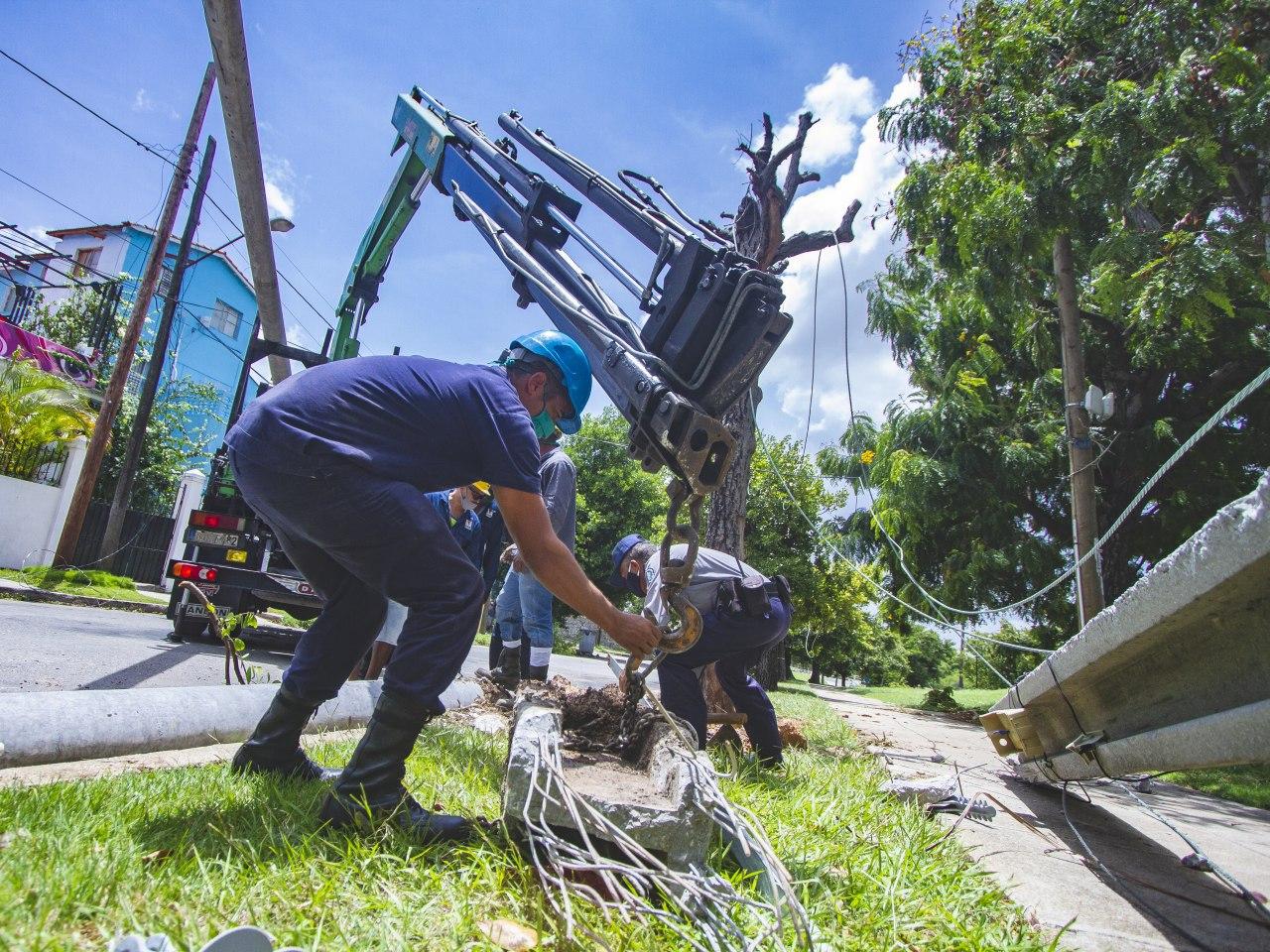 Labores de recuperación en el sistema eléctrico de La Habana