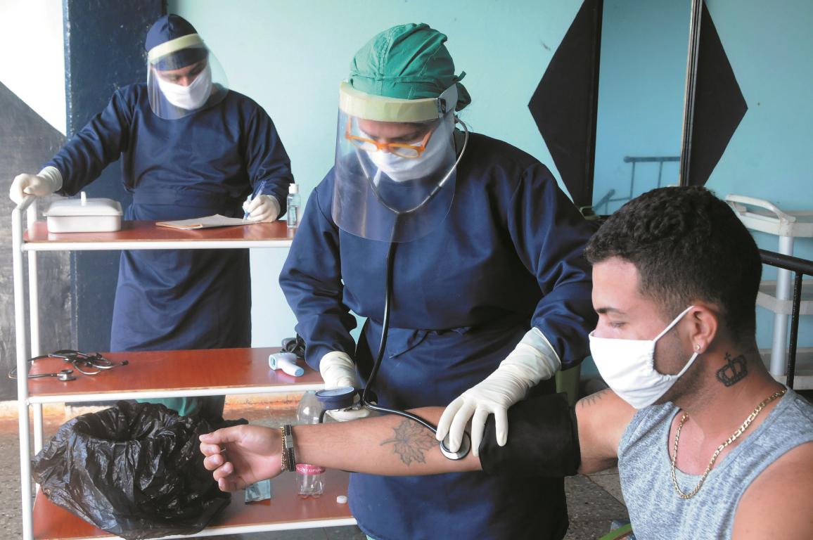 Toma de tensión y temperatura son prácticas obligatorias según el protocolo de atención a sospechosos de portar el SARS-CoV-2