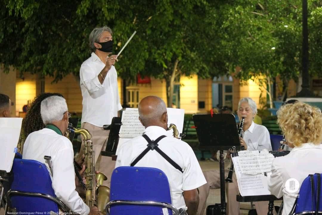 Presentaciones artísticas de exponentes de diversos géneros y formatos, como la Banda Provincial de Música, dirigida por el maestro Ernesto Burgos, en el parque Céspedes, demuestran que Santiago vive en y desde la música 