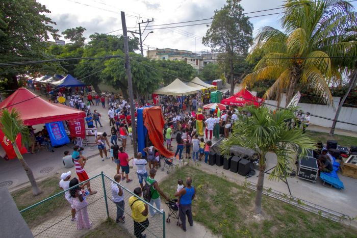 Jóvenes cubanos junto a vecinos de La Timba