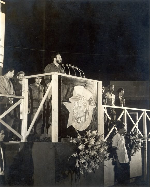 Fidel en la clausura del 1er Congreso de la Asociación de Jóvenes Rebeldes donde se funda la Unión de Jóvenes Comunistas de Cuba (UJC), el 4 de abril de 1962.