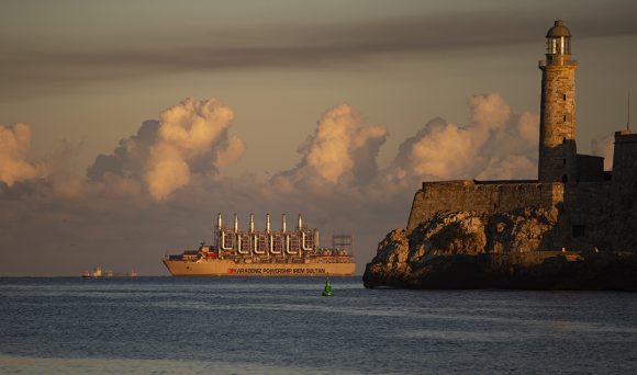 En la mañana de este martes llegó a La Habana una nueva central flotante para la generación de electricidad.