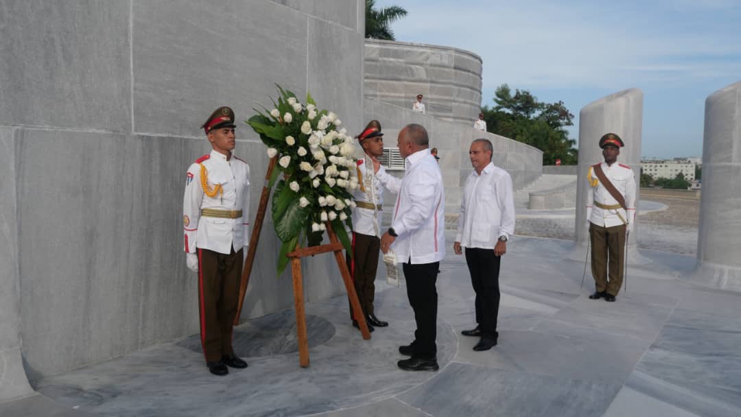 El Primer Vicepresidente del PSUV y la delegación que lo acompaña colocaron una ofrenda floral en la base del monumento a José Martí, en la Plaza de la Revolución