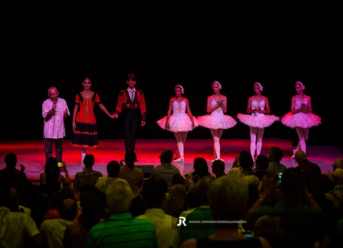 El Dr. Miguel Cabrera, historiador del Ballet Nacional de Cuba (BCN) impartió la conferencia Un encuentro con la danza, la técnica, la expresión y los estilos