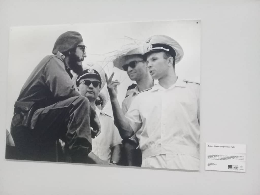 Fidel junto al astronauta soviético Yuri Gagarin. 