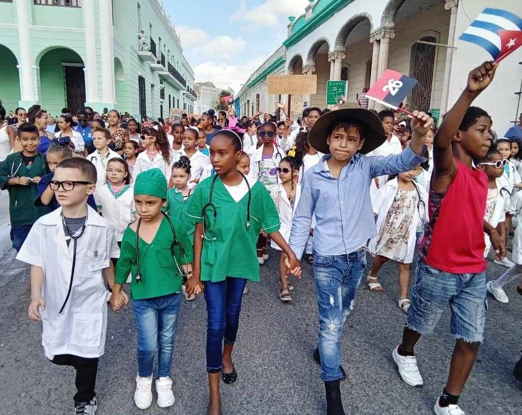 Los trabajadores del futuro celebraron una fecha de compromiso y alegría.