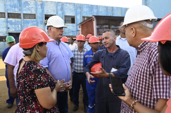 El Jefe de Estado escuchó una amplia información de todo lo que acontece en las tres unidades generadoras de la Central Termoeléctrica (CTE) Ernesto Guevara de la Serna, de las cuales dos están inmersas en procesos de mantenimiento.