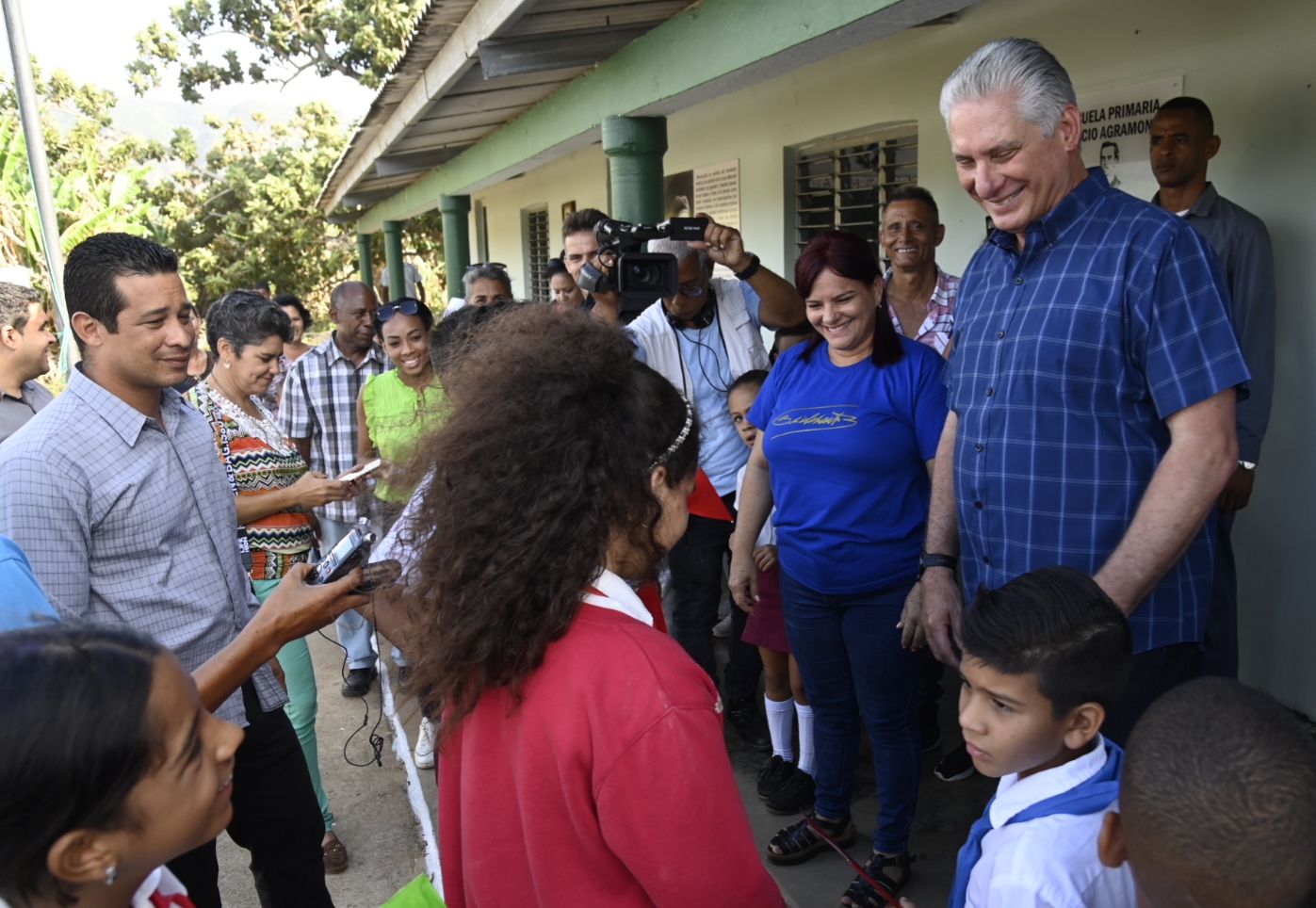 El Presidente cubano compartió en Viñales con alumnos y maestros de la escuela primaria Ignacio Agramonte.