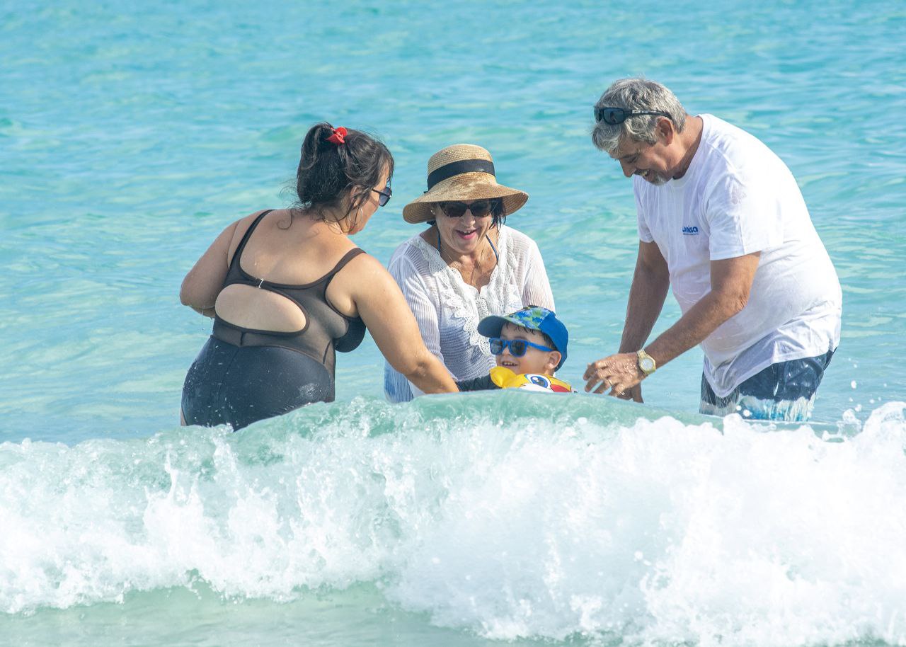 Las amplias extensiones de arena en las playas cubanas invitan a compartir momentos en familia y con amigos.