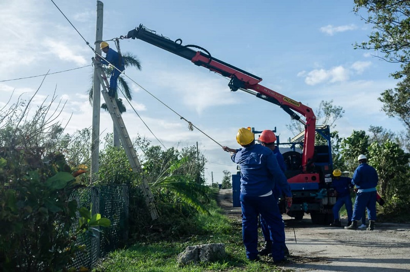 Los trabajadores eléctricos están desarrollando una loable labor en los territorios afectados por Rafael