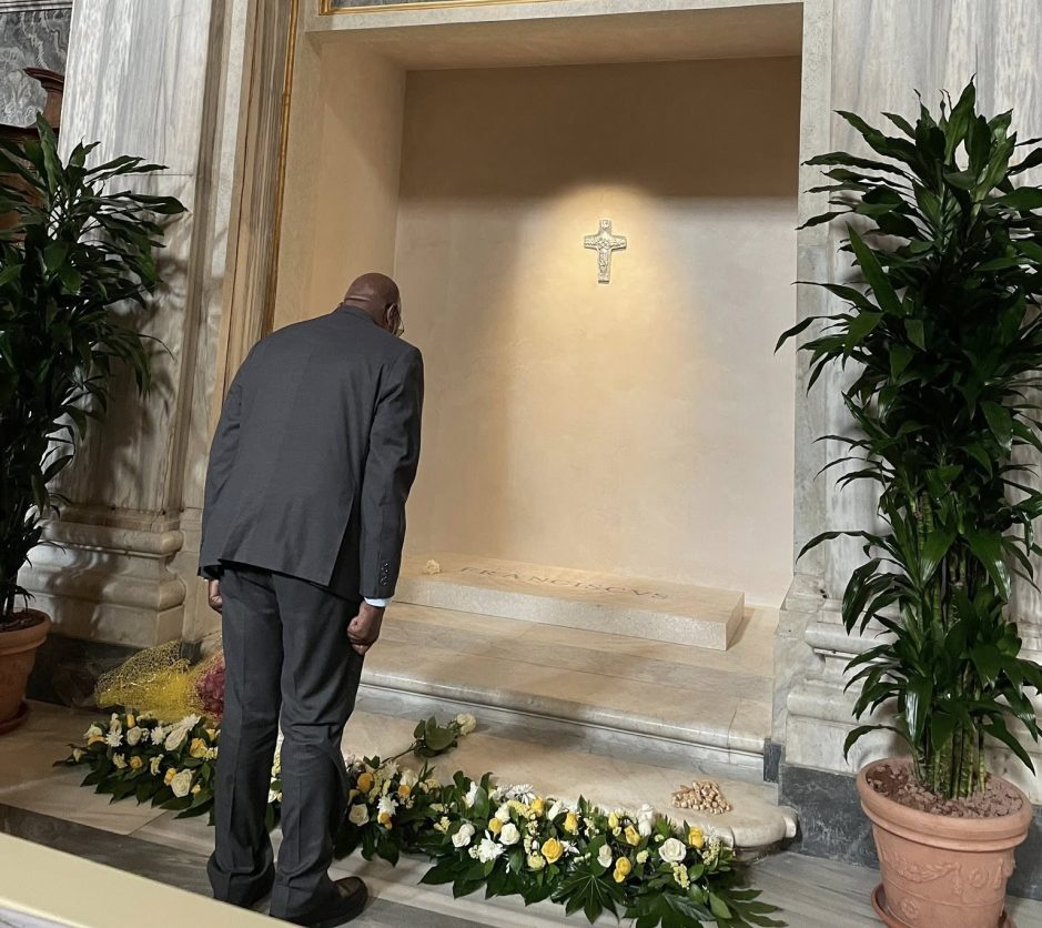 Salvador Valdés homenajea al Papa