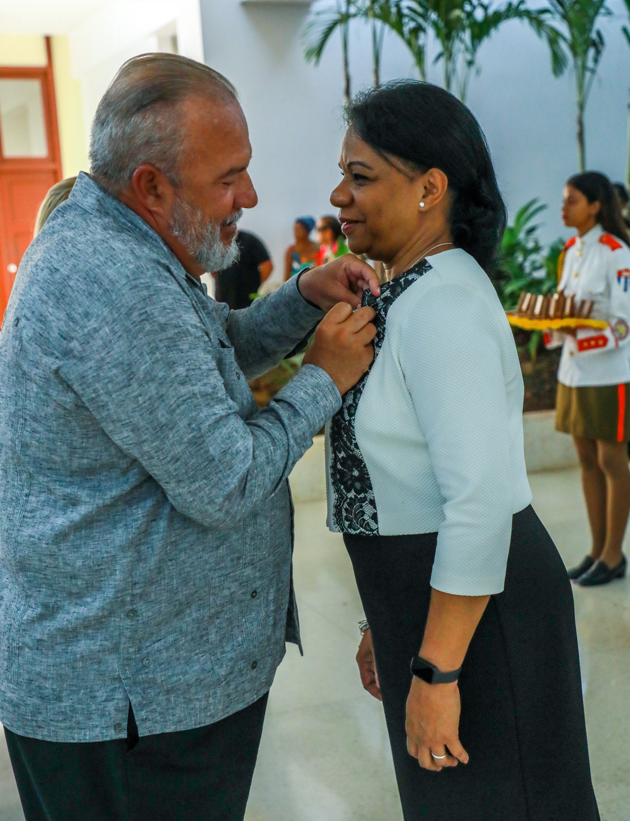 El Primer Ministro cubano reconoció a mujeres destacadas. 
