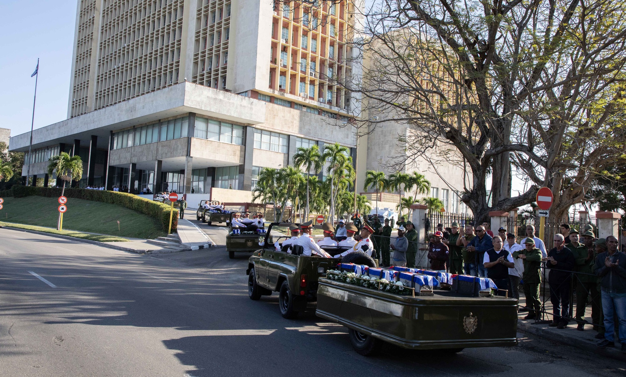 El pueblo cubano en solemne saludo de homenaje a los héroes caídos en el cumplimiento del deber 