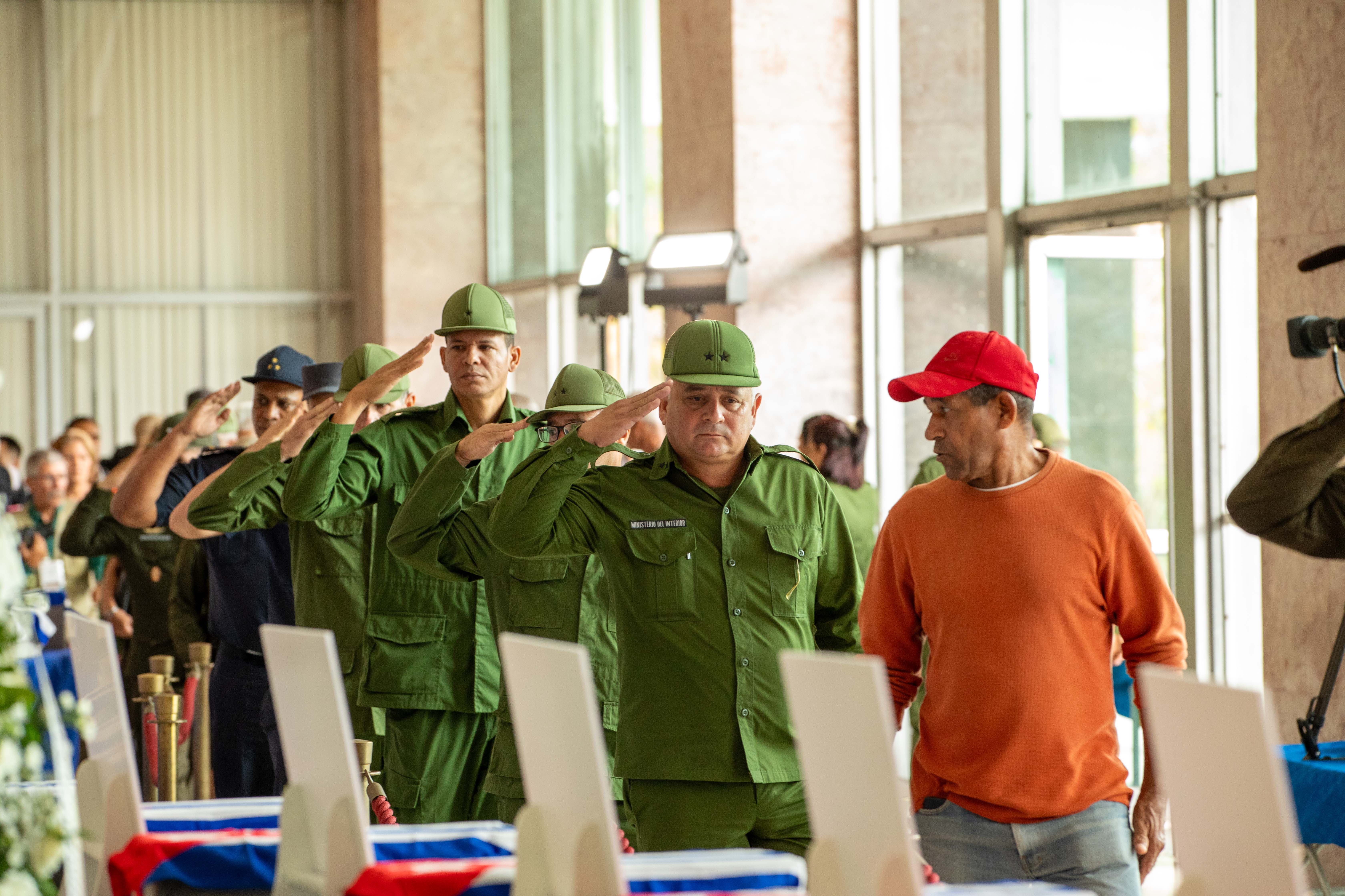 El pueblo cubano en solemne saludo de homenaje a los héroes