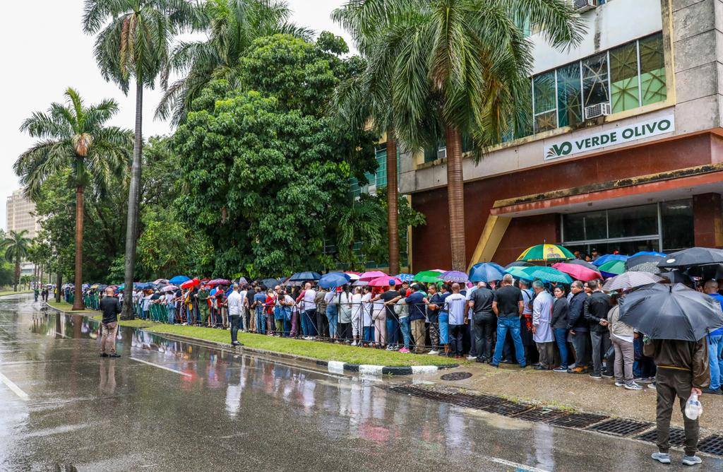 El pueblo cubano en solemne saludo de homenaje a los héroes caídos en el cumplimiento del deber