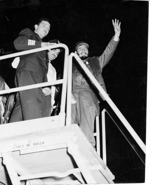 Fidel cuando escalaba al avión que lo conduciría a Caracas, en enero de 1959
