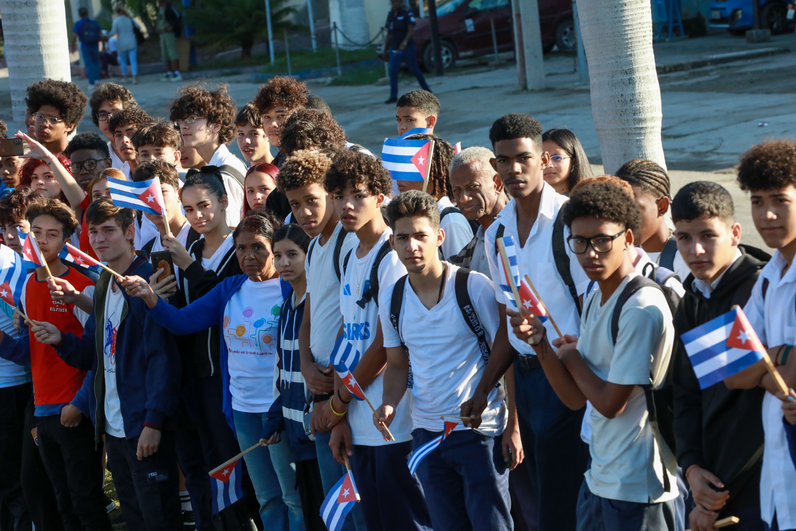 El pueblo cubano en solemne saludo de homenaje a los héroes caídos en el cumplimiento del deber
