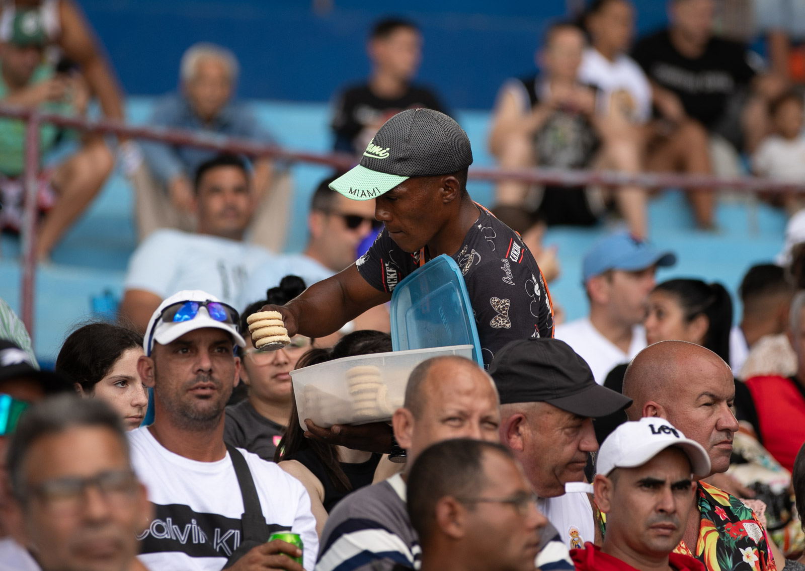 Parte del público durante la continuación de los playoffs de semifinales de la pelota en Cuba