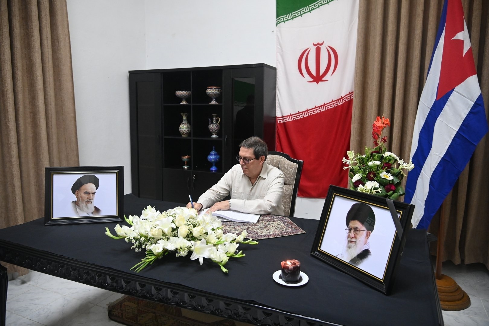 Firma del Libro de Condolencias por el asesinato del Ayatolá Alí Jamenei