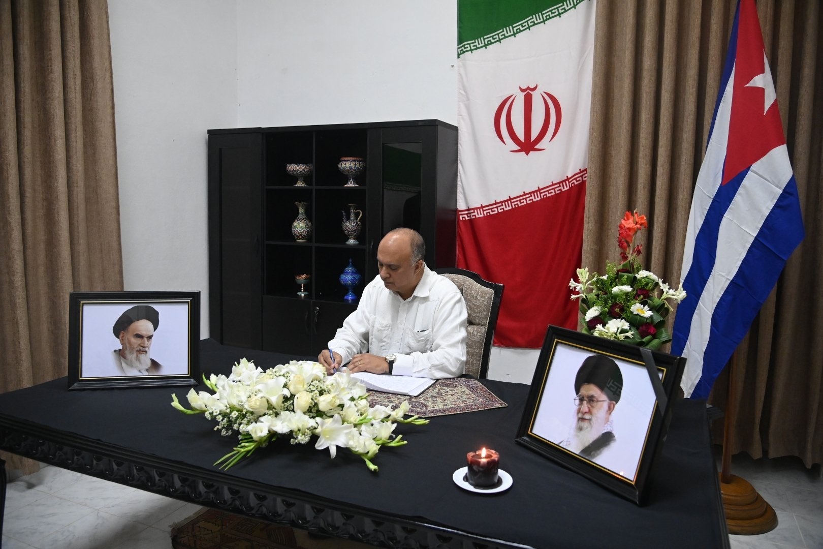 Firma del Libro de Condolencias por el asesinato del Ayatolá Alí Jamenei