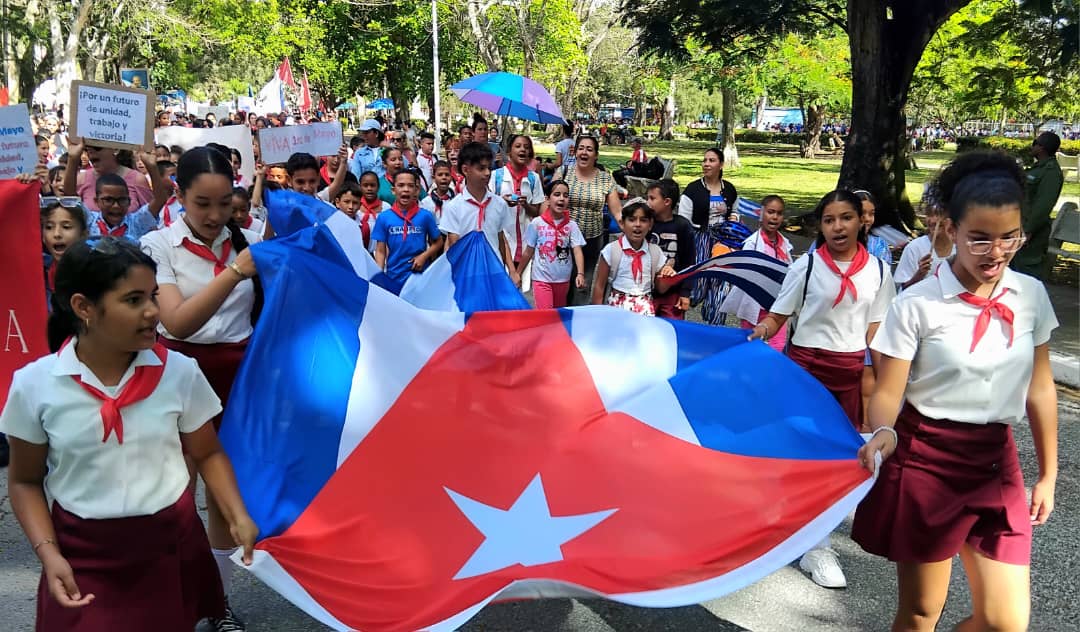 Infantes camagüeyanos coparon el histórico Casino Campestre durante la tradicional marcha en saludo al Día de los Trabajadores