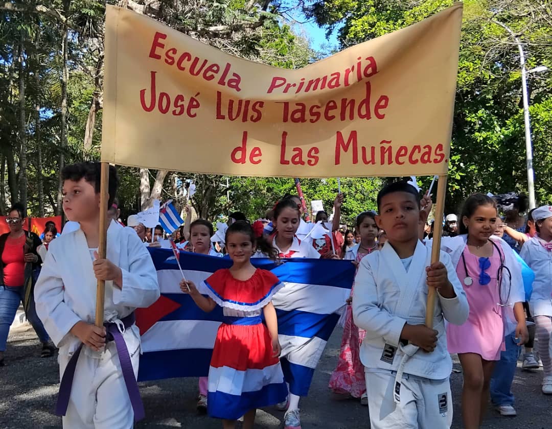 Infantes camagüeyanos en la marcha pioneril en saludo al Día Internacional de los Trabajadores