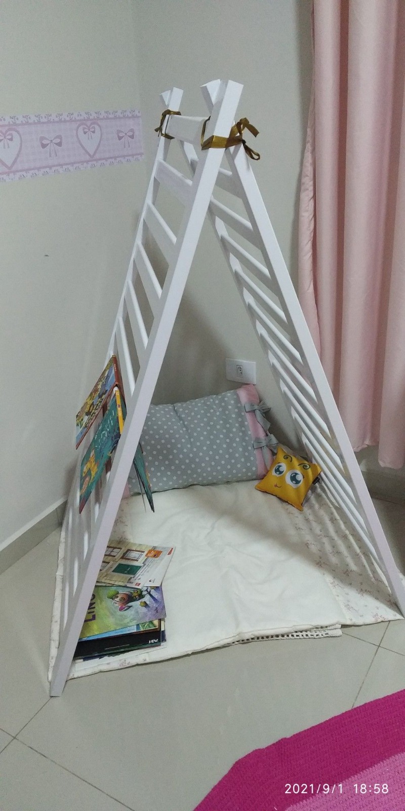 Para los niños, un rincón especial puede ser una tienda cónica o tipi de madera.