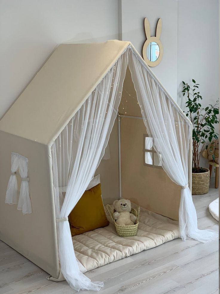 Para los niños, un rincón especial puede ser una tienda cónica o tipi de madera.