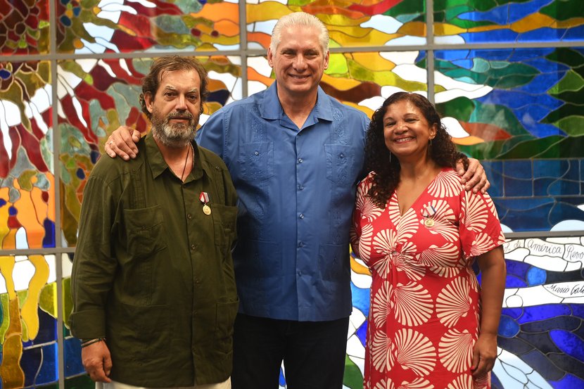 Miguel Díaz-Canel Bermúdez, impuso la Medalla de la Amistad a dos destacados militantes del Movimiento de los Trabajadores Rurales Sin Tierra de Brasil.