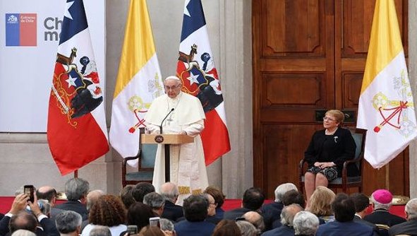 Papa Francisco pide perdón por daño causado por miembros del clero