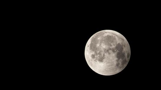 La luna multicolor  que cerrará marzo