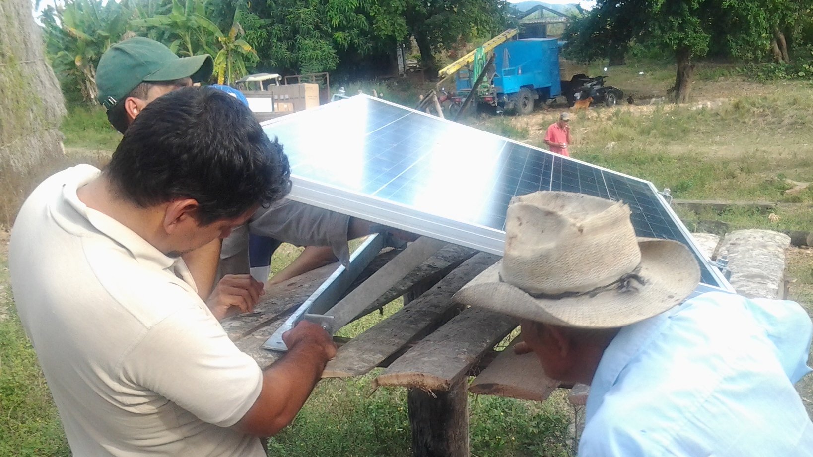 Las comunidades se sumaron a la instalación de los módulos con mucha alegría.jpg