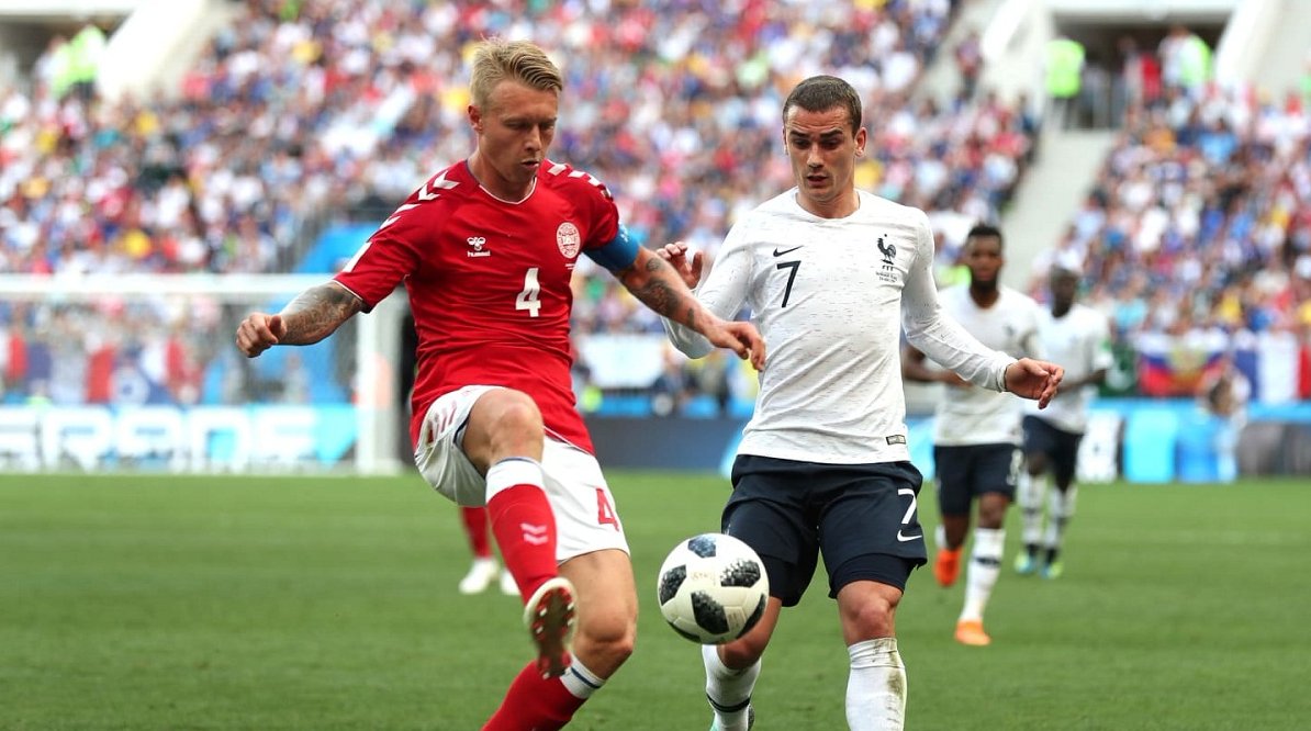 Kjaer (derecha) y Griezmann