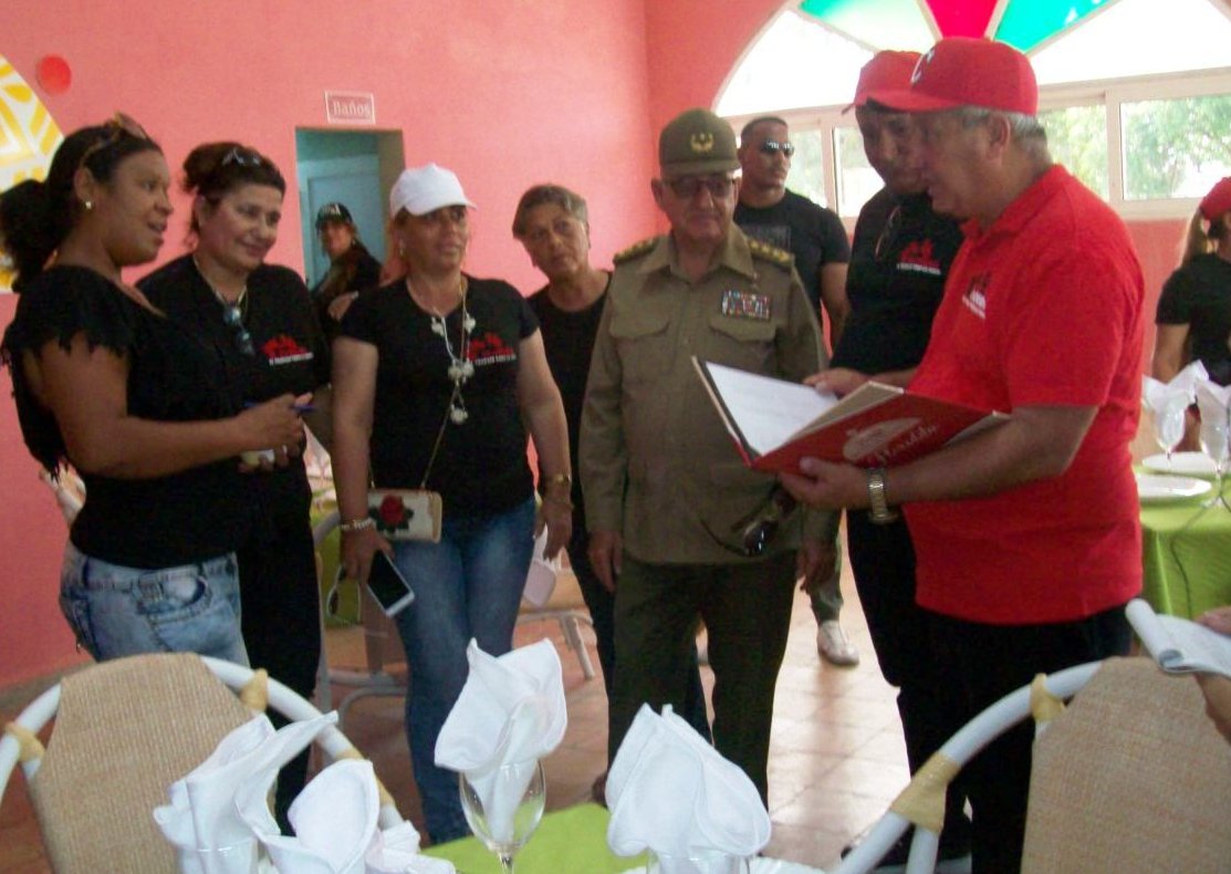 El General de Cuerpo de Ejercito Ramón Espinosa Martín recorre, junto a floridanas y floridanos, el atractivo Bulevar, viejo anhelo de esta ciudad.