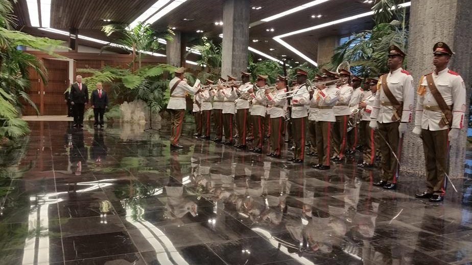 El presidente cubano Díaz-Canel recibe al mandatario salvadoreño Salvador Sánchez Ceren en el Palacio de la Revolución..jpg