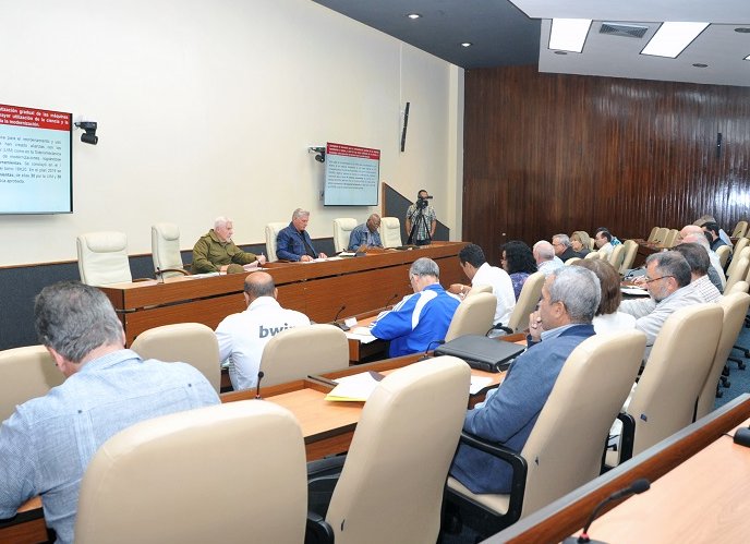 Aboga Díaz-Canel por fortalecer la industria ligera cubana