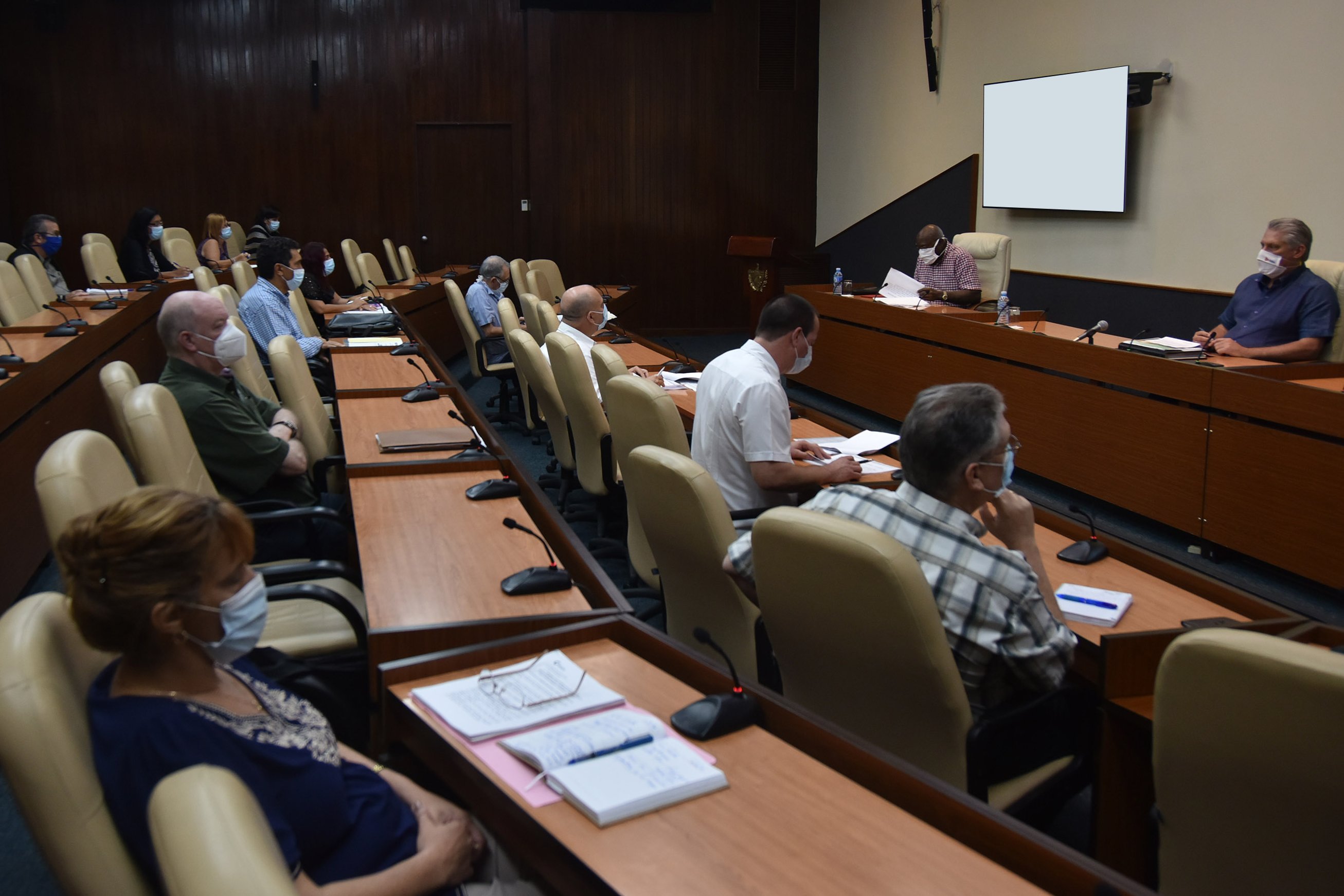 El Presidente Díaz-Canel aseguró este sábado,  en la reunión del grupo temporal de trabajo para  la prevención y el control de la COVID-19, que con el aporte del sistema de Salud y los científicos cubanos  «vamos disminuyendo, a lo que es casi imposible,  las afectaciones en pacientes críticos y graves»