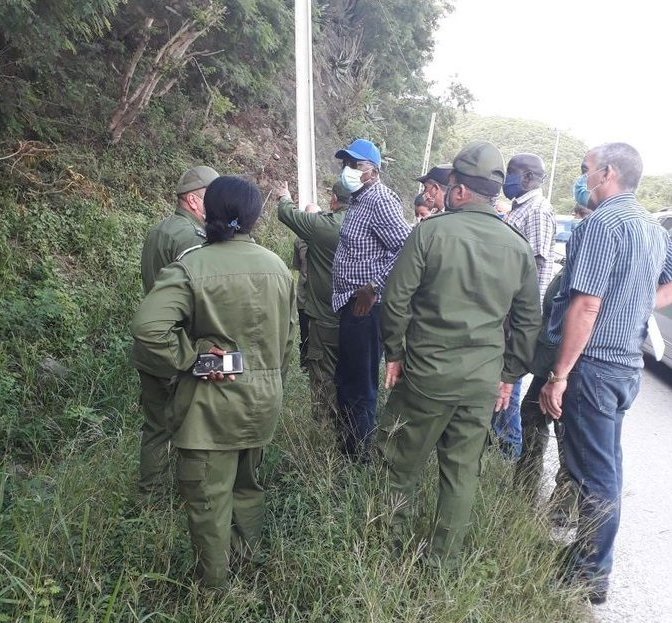 En su recorrido por la provincia Granma, el Vicepresidente Salvador Valdés constata los sensibles daños recibidos por importantes caminos en el territorio.